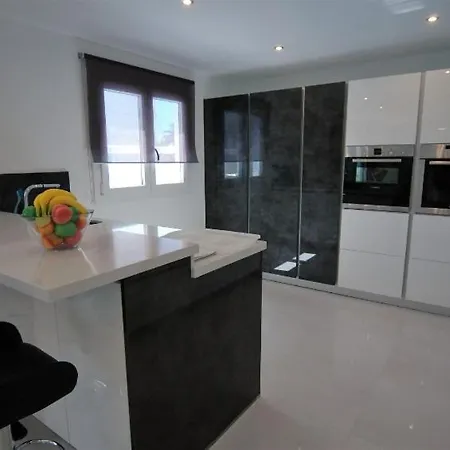 Playa Del Carmen - A Beautiful 4 Bedroom - In The Heart Of Puerto Del Carmen Villa Puerto del Carmen (Lanzarote)