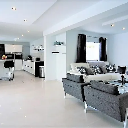 Villa Playa Del Carmen - A Beautiful 4 Bedroom - In The Heart Of Puerto Del Carmen Puerto del Carmen (Lanzarote)